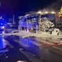L'autobus in fiamme a Sesto San Giovanni e l'intervento dei vigili del fuoco