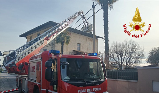 L'intervento dei vigili del fuoco a Sangiano