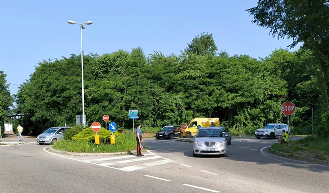 Nuovo incidente all'incrocio mortale di Solbiate. Il sindaco: «Chiediamo da tempo una rotonda»