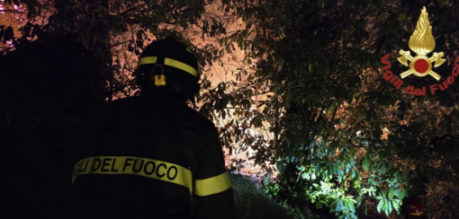 Maxi incendio alle porte di Como, fiamme vicino alle abitazioni: evacuate cinque persone