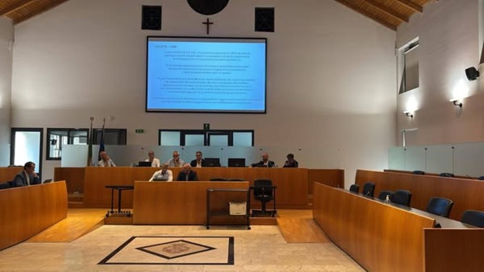 La sala consiliare di palazzo Broletto durante la presentazione del progetto per la piscina, foto dalla pagina Fb Ocg