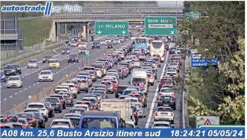 Le auto in coda a causa dell'incidente all'altezza dello svincolo per Busto (foto dalle webcam di Autostrade per l'Italia)