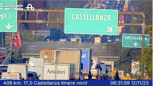 La situazione traffico all'altezza dello svincolo di Castellanza dopo l'incidente di questa mattina