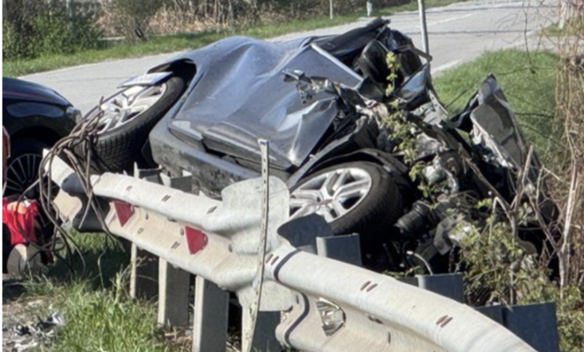 Il mezzo ridotto a un cumulo di lamiere dopo l’incidente. Per la donna di 59 anni, purtroppo, non c’è stato nulla da fare