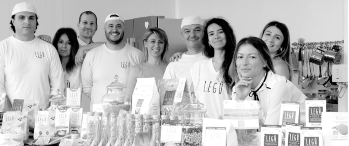 Monica Neri, la seconda da destra, e la sua squadra di Legù