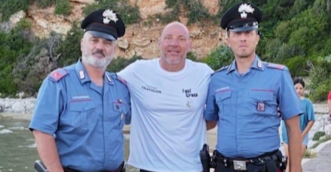 L'appuntato scelto Fabio Latanza con i colleghi della stazione di San Felice Circeo al suo arrivo dopo la traversata