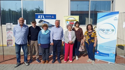 Foto di gruppo contestuale alla consegna degli attestati della campagna Tutti insieme per una strada più Sicura