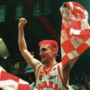 Gianmarco Pozzecco con la maglia insanguinata portato in trionfo dai tifosi biancorossi: è l'11 maggio 1999, la Pallacanestro Varese ha appena vinto il suo decimo scudetto