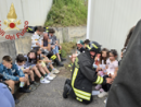 I piccoli assistiti dai vigili del fuoco dopo l'incidente I piccoli assistiti dai vigili del fuoco dopo l'incidente