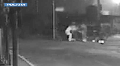 Un fermo immagine dell'aggressione in un video