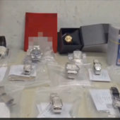 Orologi e carte da collezione di contrabbando sequestrati all'aeroporto di Linate Orologi e carte da collezione di contrabbando sequestrati all'aeroporto di Linate