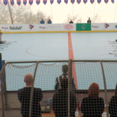 Le compagne del Milano e le Scomed Bomporto immobili in pista, dopo aver lasciato i bastoni, i guanti e i caschi davanti a loro in memoria di Emma Le compagne del Milano e le Scomed Bomporto immobili in pista, dopo aver lasciato i bastoni, i guanti e i caschi davanti a loro in memoria di Emma