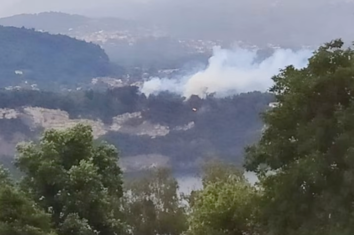 VIDEO. Incendio nei boschi sopra Arolo di Leggiuno forse causato da un fulmine VIDEO. Incendio nei boschi sopra Arolo di Leggiuno forse causato da un fulmine