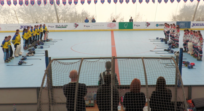 Le compagne del Milano e le Scomed Bomporto immobili in pista, dopo aver lasciato i bastoni, i guanti e i caschi davanti a loro in memoria di Emma Le compagne del Milano e le Scomed Bomporto immobili in pista, dopo aver lasciato i bastoni, i guanti e i caschi davanti a loro in memoria di Emma