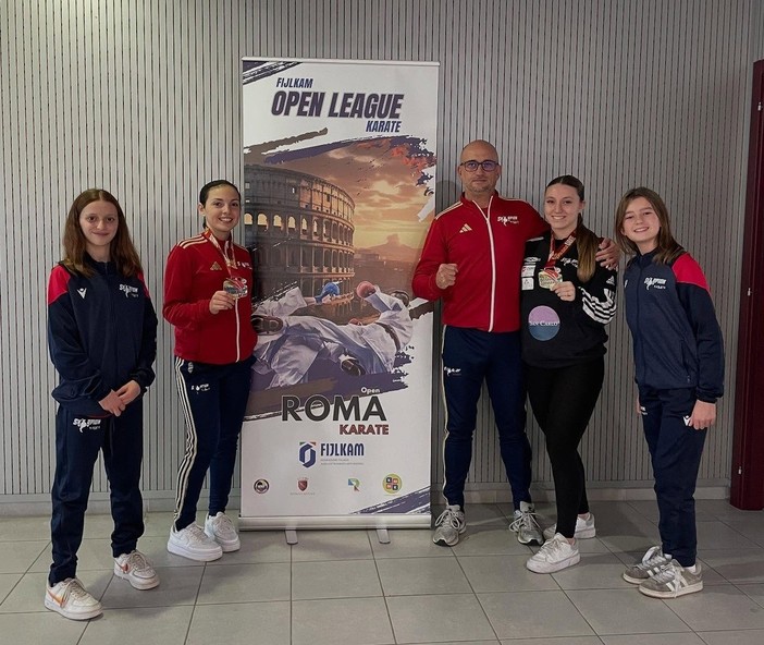 Le atlete dello Skorpion Karate con il tecnico Massimiliano Dominici