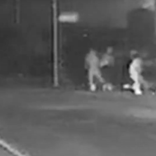 Un fermo immagine dell'aggressione ripreso dalle telecamere di videosorveglianza