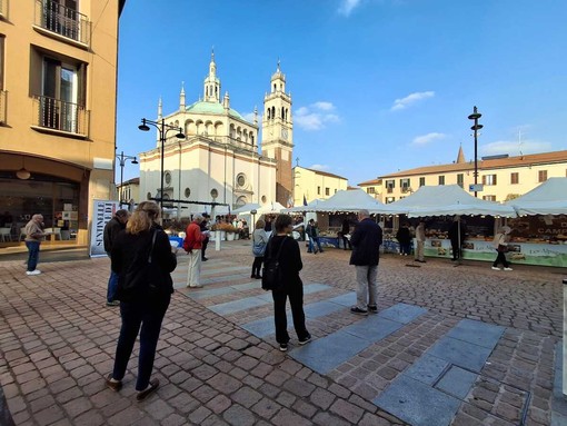 Sentinelle e salami: lo strano colpo d’occhio offerto da piazza Santa Maria