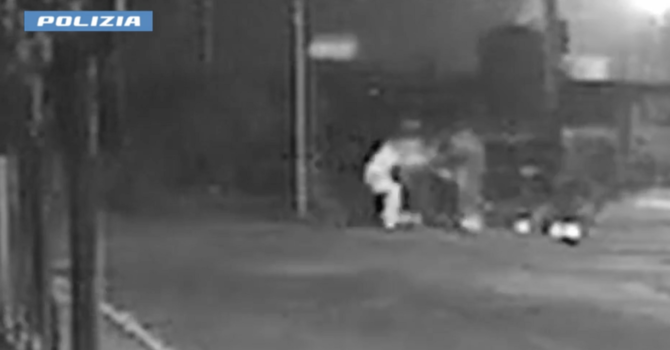 Un fermo immagine dell'aggressione in un video