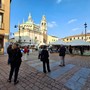 Sentinelle e salami: lo strano colpo d’occhio offerto da piazza Santa Maria