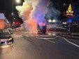 L'autobus in fiamme a Sesto San Giovanni e l'intervento dei vigili del fuoco