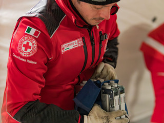 La Cri di Busto alla partenza di “BA è Natale” (foto Luca Micheli)