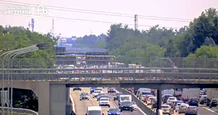 La coda dopo l'incidente vista dalla webcam di Autostrade per l'Italia