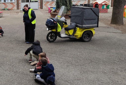 Il postino entra in classe: alla materna SS. Giuseppe e Paolo i bambini scoprono il viaggio della lettera