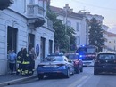 I vigili del fuoco e la polizia nei pressi dell'abitazione colpita dalle fiamme