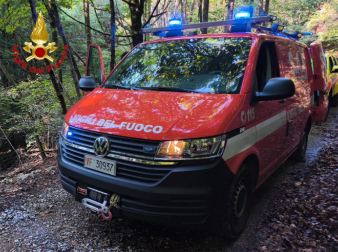 Le operazioni di soccorso del parapendista precipitato su un albero a Cittiglio Le operazioni di soccorso del parapendista precipitato su un albero a Cittiglio