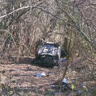 L'auto ribaltata ritrovata nei boschi di Sangiano (foto da Luinonotizie.it)