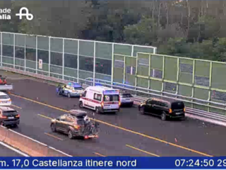 Le immagini dell'incidente e delle code in A8 ripreso dalle telecamere di Autostrade per l'Italia Le immagini dell'incidente e delle code in A8 ripreso dalle telecamere di Autostrade per l'Italia