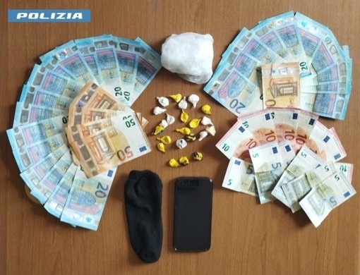 Cocaina sotto un seggiolino per bambini, dal controllo spuntano 22 dosi Cocaina sotto un seggiolino per bambini, dal controllo spuntano 22 dosi