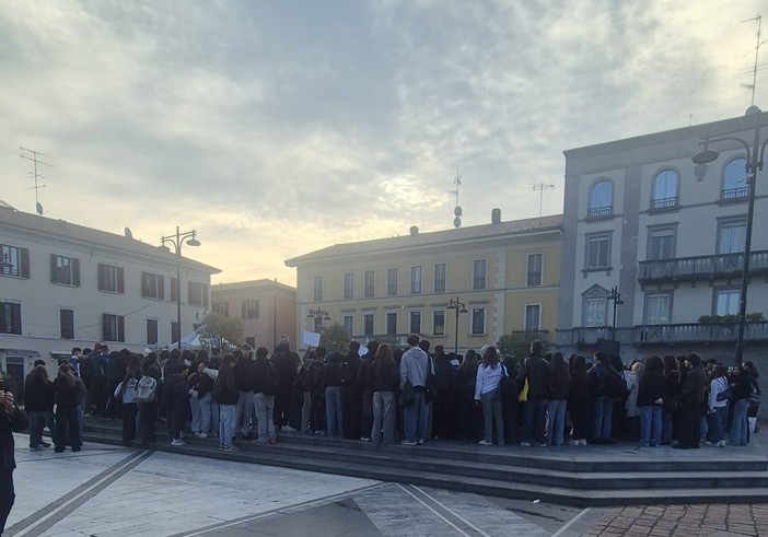 Studenti delle superiori in manifestazione a Busto, corteo in centro