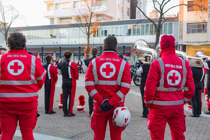 La Cri di Busto alla partenza di “BA è Natale” (foto Luca Micheli)