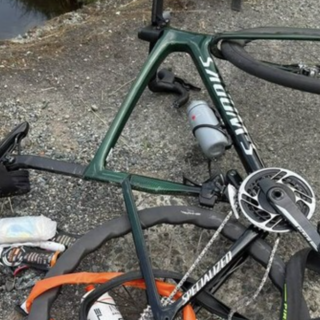 Lanzo Torinese, ciclisti investiti da un automobilista dopo una lite: un ferito è grave