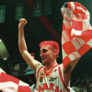 Gianmarco Pozzecco con la maglia insanguinata portato in trionfo dai tifosi biancorossi: è l'11 maggio 1999, la Pallacanestro Varese ha appena vinto il suo decimo scudetto