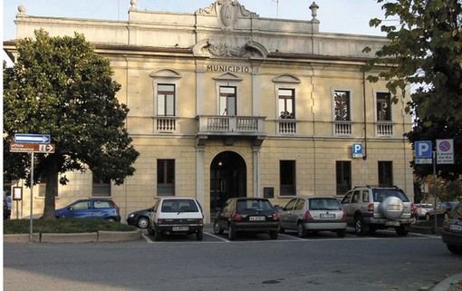 Sesto Calende, la minoranza chiede la sfiducia per l'assessora alla Sicurezza: «E' parente dell'arrestato per droga». Il sindaco: «Strumentalizzazione»