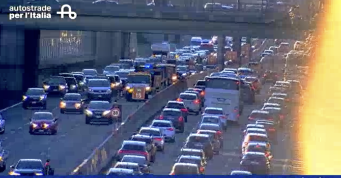 Ancora un incidente sull'Autolaghi: quattro chilometri di coda verso Milano