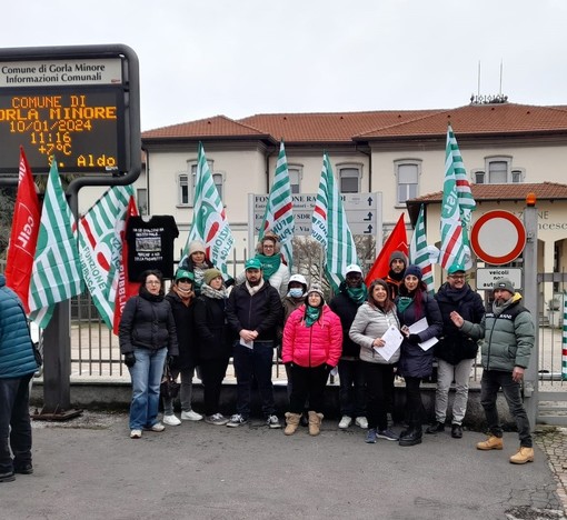 I dipendenti davanti alla Fondazione Raimondi, Gorla Minore