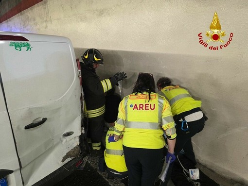 Un'immagine dell'incidente avvenuto ieri in galleria a Cardano al Campo sulla superstrada di Malpensa