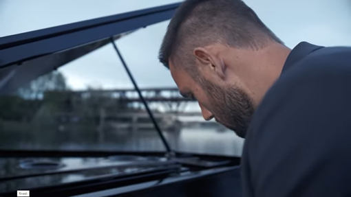 Un frame del video di Stefan De Vrij mentre suona il pianoforte a Sesto Calende