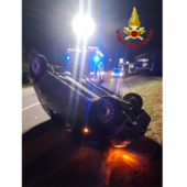 L'auto che si è ribaltata a Brebbia questa notte in via Della Vignetta