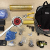 Il materiale sequestrato dalla polizia locale Il materiale sequestrato dalla polizia locale