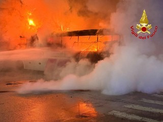 L'autobus in fiamme a Sesto San Giovanni e l'intervento dei vigili del fuoco