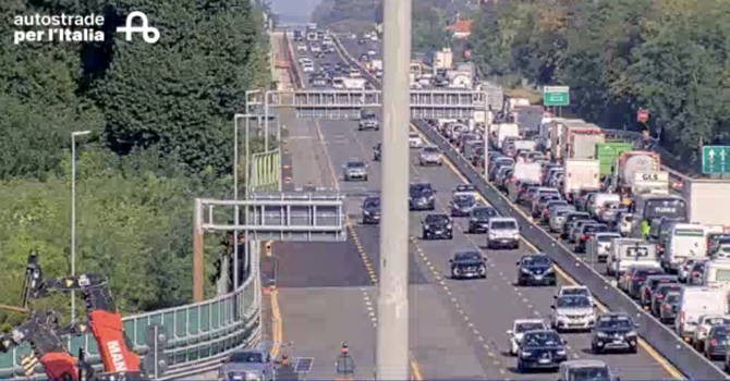 Le code in Autolaghi in conseguenza dell'incidente viste dalla webcam di Autostrade per l'Italia