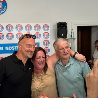 Silvio Pezzotta festeggia l'elezione a sindaco di Somma Lombardo