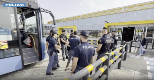 Immigrazione clandestina, rimpatriati 23 cittadini egiziani: uno di loro espulso dalla Questura di Varese