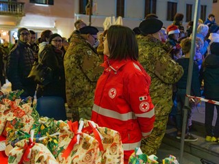 La Cri di Busto alla partenza di “BA è Natale” (foto Luca Micheli)