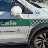 Tampona un’auto e scappa: caccia al pirata della strada a Saronno