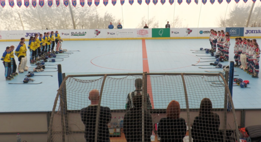 Le compagne del Milano e le Scomed Bomporto immobili in pista, dopo aver lasciato i bastoni, i guanti e i caschi davanti a loro in memoria di Emma